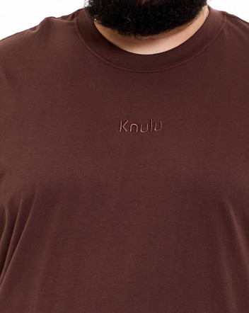 Camiseta Classic Relief Logo Marrom Knulu