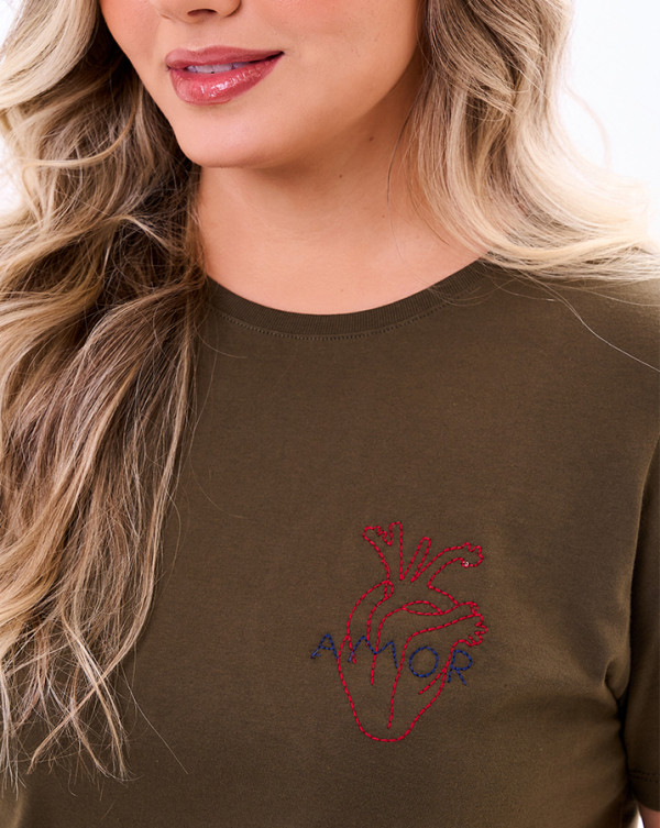 Camiseta Feminina Bordada Verde Musgo Knulu