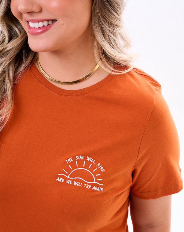 Camiseta Feminina Bordada Terra Cota Knulu