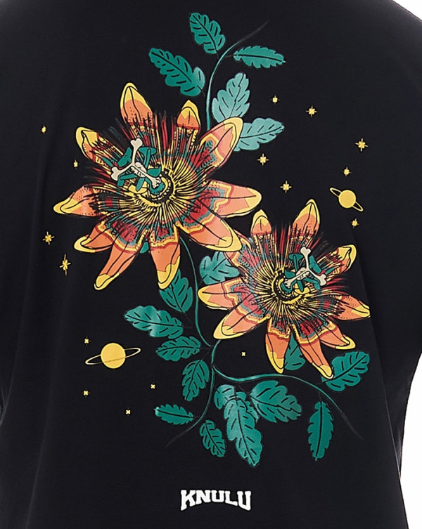 Camiseta Classic Flower Preto Knulu