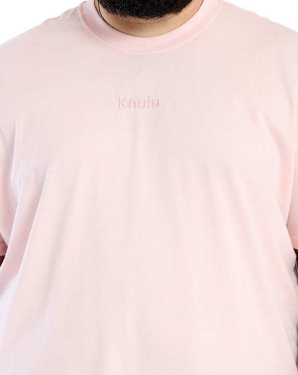 Camiseta Classic Relief Logo Rosa Knulu